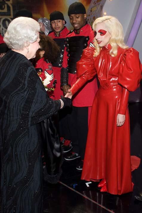 10 Busana Lady Gaga Ini Benar-Benar Kelewatan Anehnya!!!