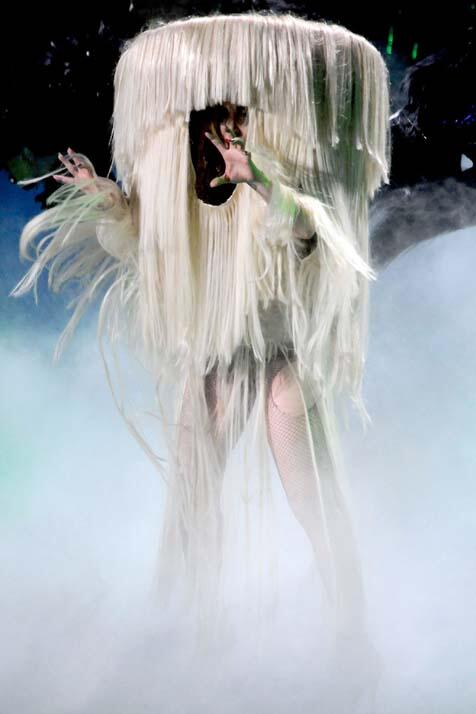 10 Busana Lady Gaga Ini Benar-Benar Kelewatan Anehnya!!!