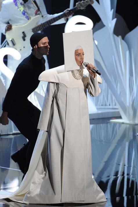 10 Busana Lady Gaga Ini Benar-Benar Kelewatan Anehnya!!!