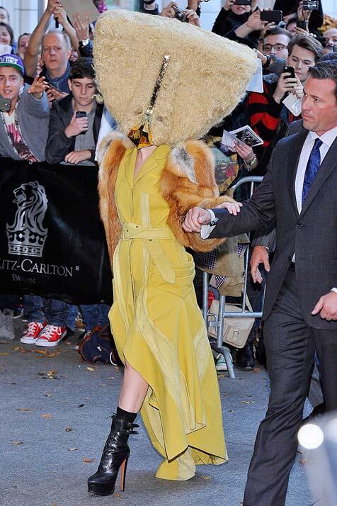 10 Busana Lady Gaga Ini Benar-Benar Kelewatan Anehnya!!!
