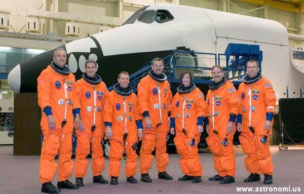kenapa pakaian astronot ada warna orange dan putih?