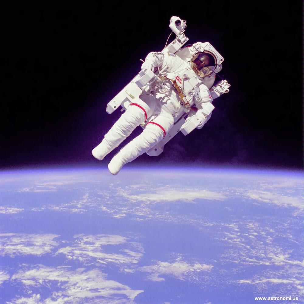 kenapa pakaian astronot ada warna orange dan putih?