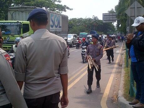 &#91;Niat Rusuh&#93; Polisi Razia Massa Buruh Pembawa Balok Kayu dan Besi di Cikarang