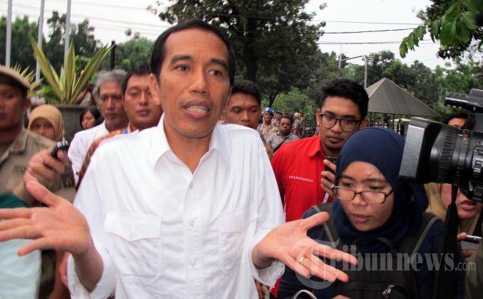 Buruh Putar Musik Kencang, Jokowi Ikut Joget-joget (REPOST DARI BERITA)