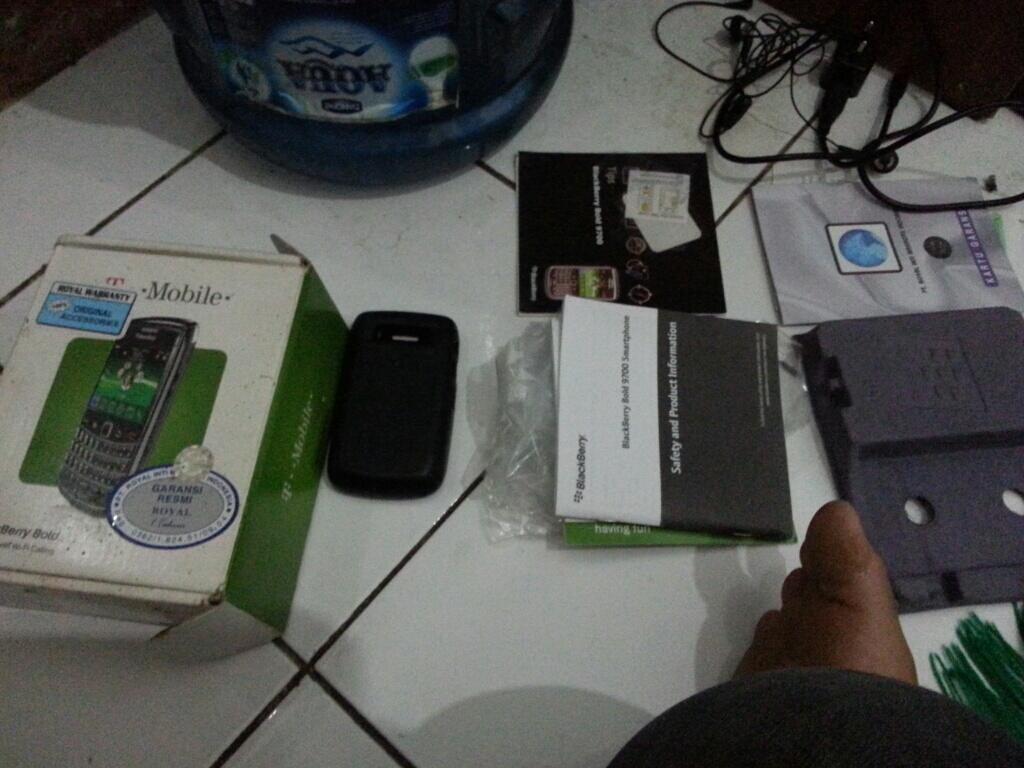 BLACKBERRY ONYX 9700 FULLSET + BONUS OTTERBOX ORIGINAL 850 ribu aja