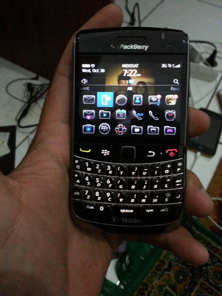 BLACKBERRY ONYX 9700 FULLSET + BONUS OTTERBOX ORIGINAL 850 ribu aja