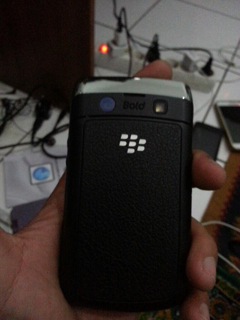 BLACKBERRY ONYX 9700 FULLSET + BONUS OTTERBOX ORIGINAL 850 ribu aja