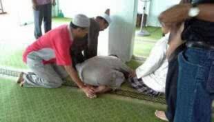 Pria Ini Meninggal dengan Duduk Bersila di Masjid
