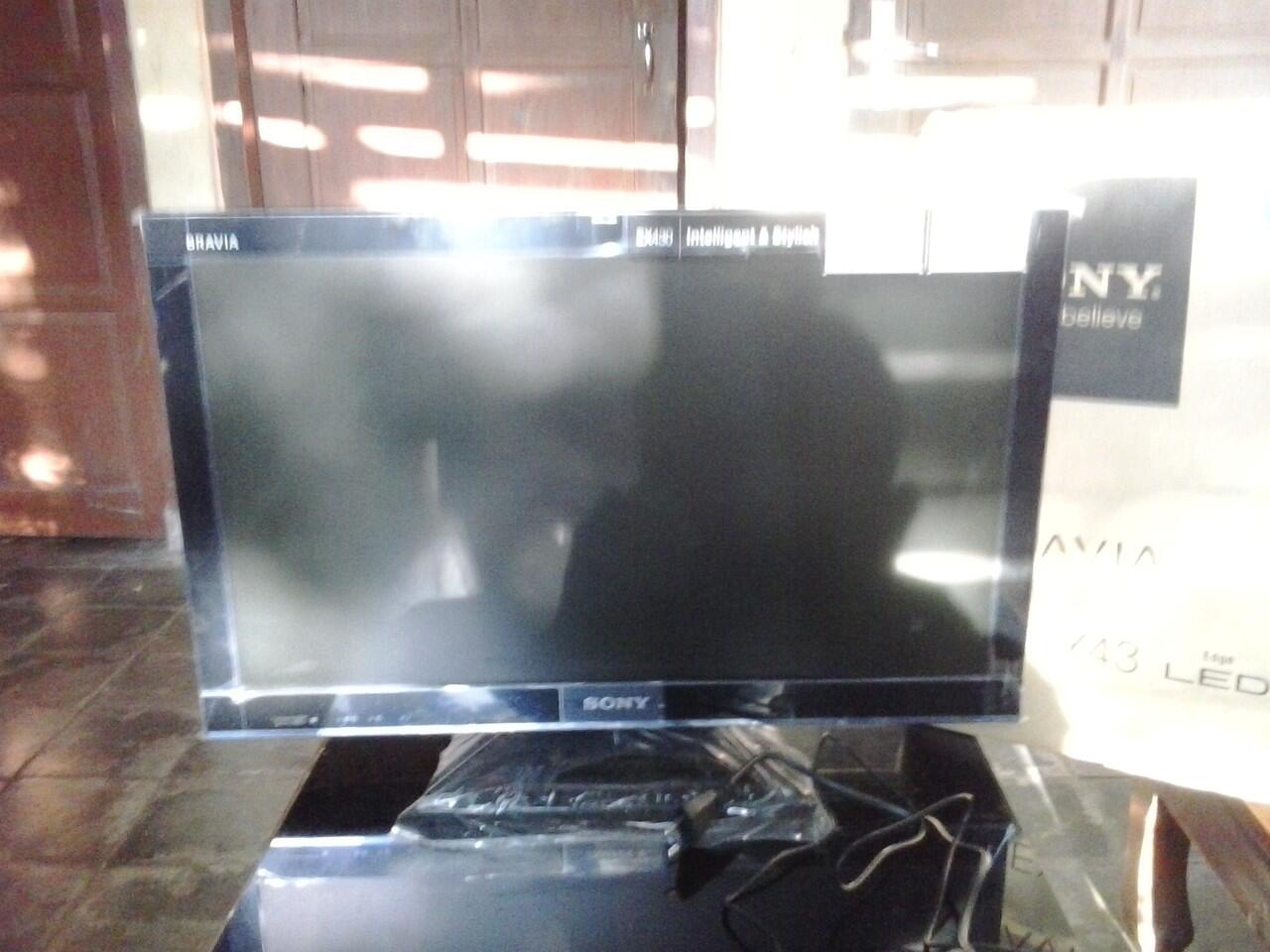 JUAL (2nd) baru 1 minggu pakai SONY BRAVIA LED TV 24" COD SOLO / SRAGEN