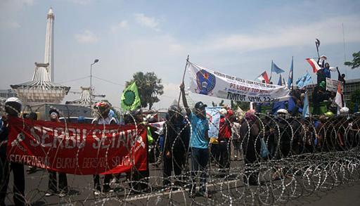 TRIK CERDIK/ PANDAI ala PAKDHE KARWO ! SUKSES HADAPI DEMO BURUH DI JAWA TIMUR !!