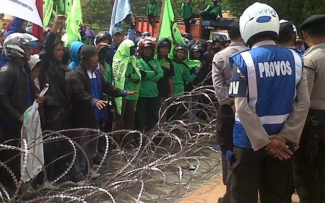 TRIK CERDIK/ PANDAI ala PAKDHE KARWO ! SUKSES HADAPI DEMO BURUH DI JAWA TIMUR !!