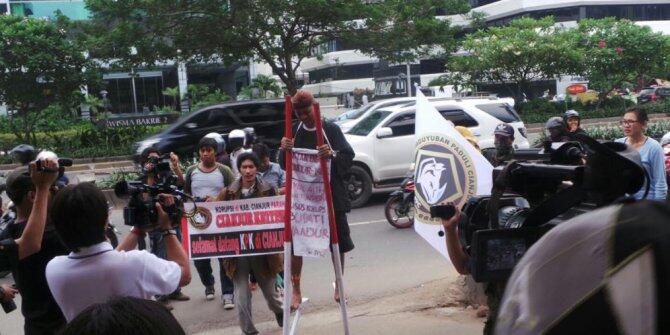 Kisah Asep jalan pakai egrang Cianjur-KPK demi laporkan korupsi