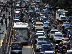 Penyerobot Jalur Busway ternyata melestarikan budaya antri