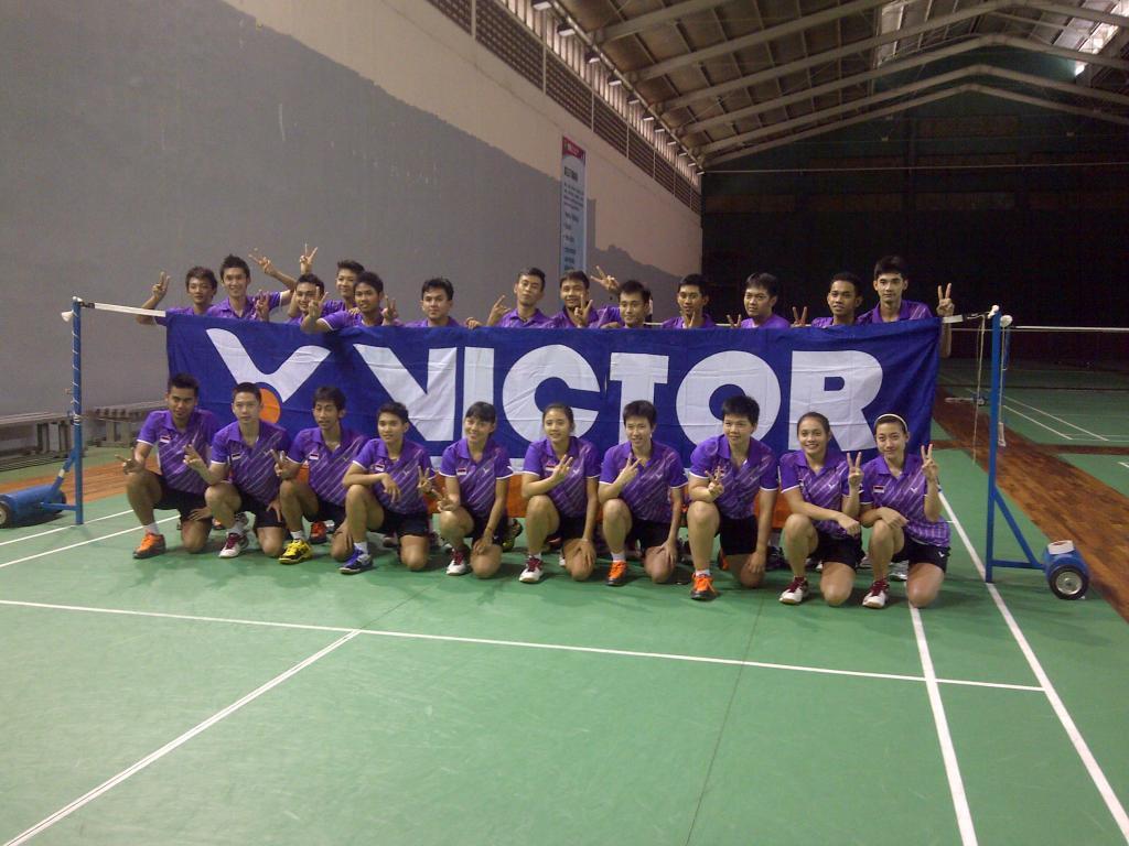 SePaTu BuLuTaNgKis ; BaDminToN sHoEs Victor SH 8500 E YeLLoW & J PuRpLe 100% GENUINE