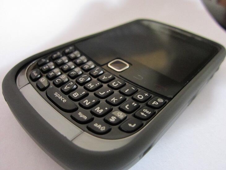 AGAN PEMILIK BLACKBERRY 9300 INI? SAYA MENEMUKANNYA!! DAN AKAN SAYA KEMBALIKAN!!