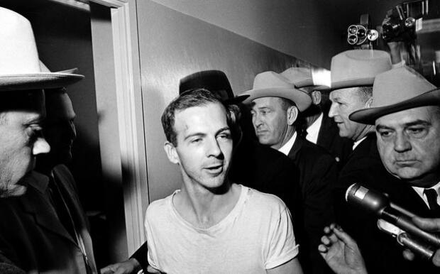 Berita OSWALD dan Isrti Penembak JHON F KENNEDY ( JFK )