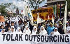 Akar Masalah Sistem Kerja Buruh Kontrak dan Outsourcing