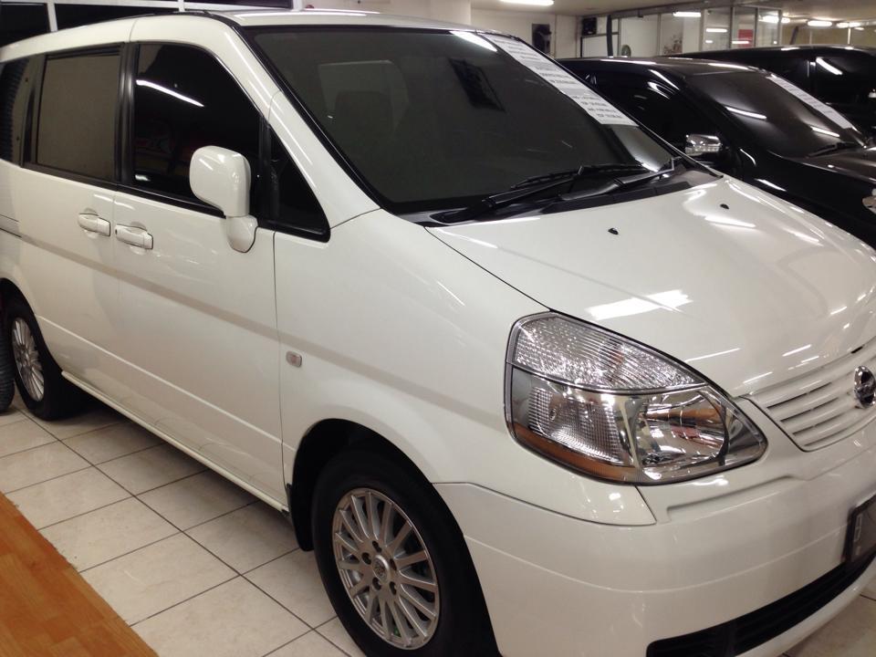 Nissan serena CT 2012 putih , cicilan cuma 4 juta lagi gan !