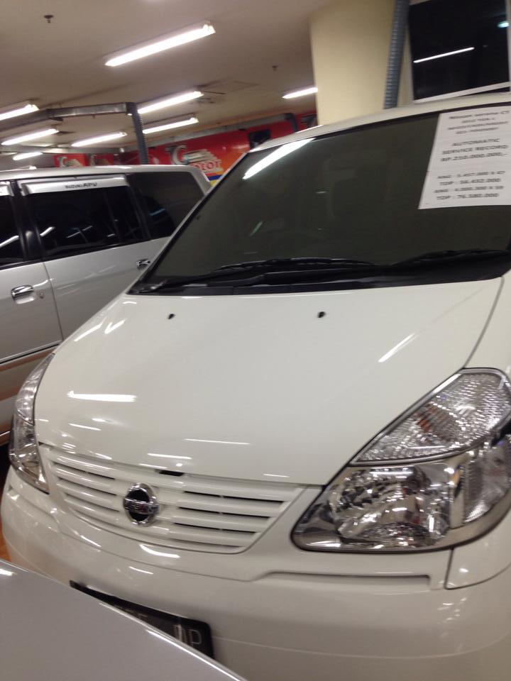 Nissan serena CT 2012 putih , cicilan cuma 4 juta lagi gan !