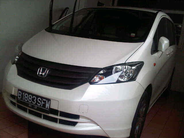 DIJUAL MOBIL KESAYANGAN HONDA FREED PUTIH 2009 / 2010 BAGUS LENGKAP