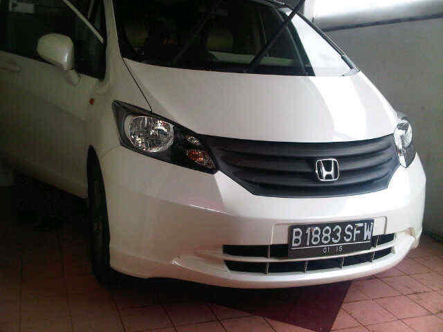 DIJUAL MOBIL KESAYANGAN HONDA FREED PUTIH 2009 / 2010 BAGUS LENGKAP
