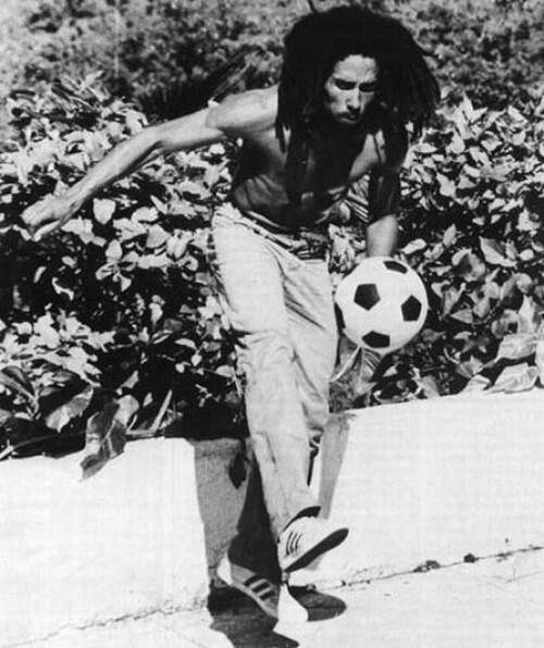 &#91;FOTO LANGKA&#93; Bob Marley Suka Main Sepak Bola juga Ternyata Gan...