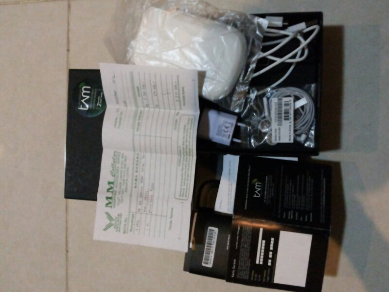 blakberry bold 9900 aka.dakota white tam