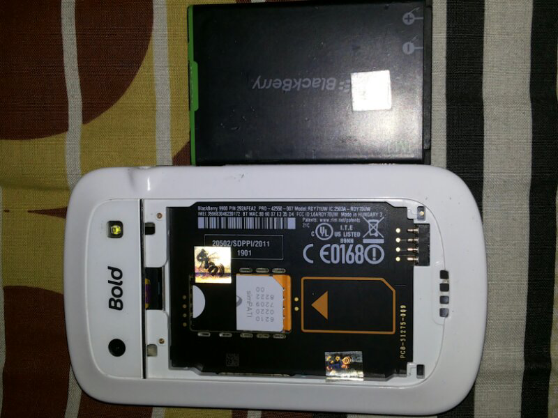 blakberry bold 9900 aka.dakota white tam
