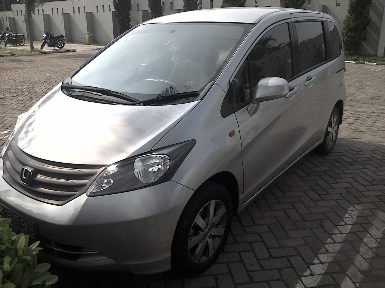 HONDA FREED SD AT 1.5 SILVER METALIK 2010