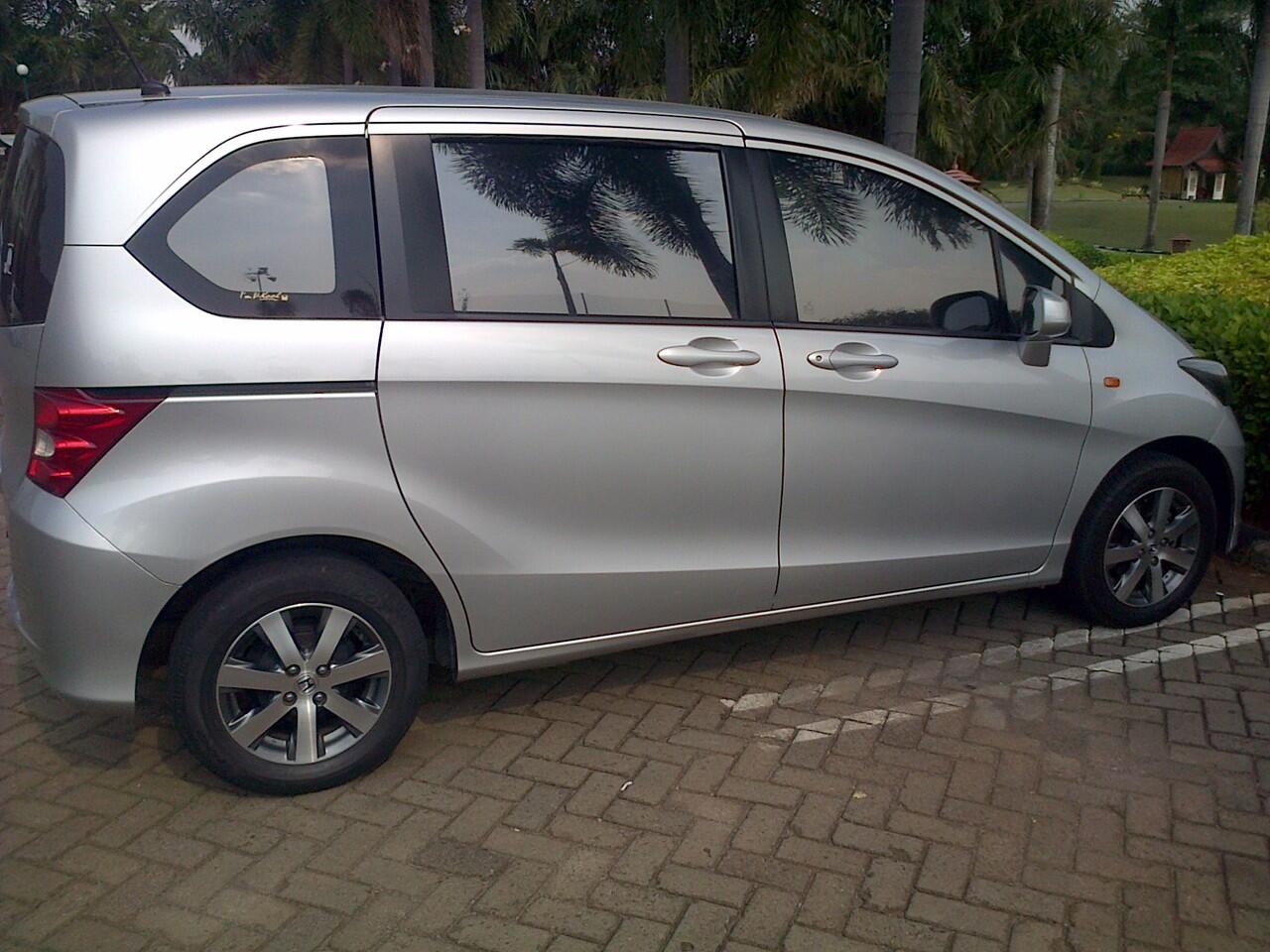 HONDA FREED SD AT 1.5 SILVER METALIK 2010
