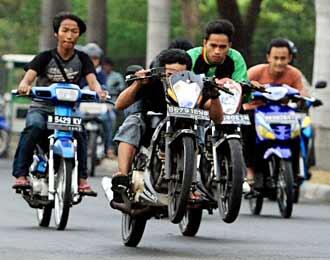 BILA KELAKUAN GAME ROAD RASH DITERAPKAN PADA PENGENDARA ALAY