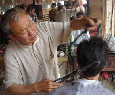 Menyeramkan ! Gunting Rambut Dengan Cara Dibakar Di China 