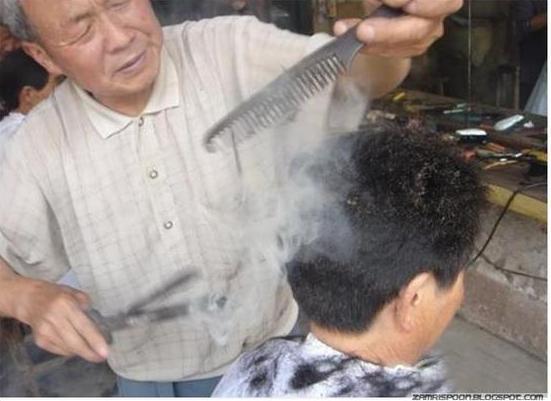 Menyeramkan ! Gunting Rambut Dengan Cara Dibakar Di China 