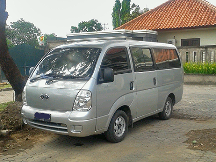 KIA TRAVELLO 2006 PARIWISATA
