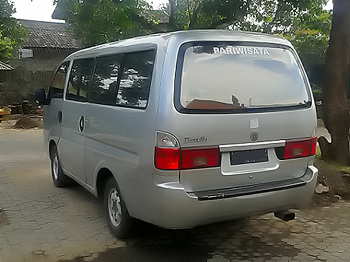 KIA TRAVELLO 2006 PARIWISATA