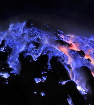 Fenomena Alam Blue Fire di Kawasan Wisata Kawah Ijen, Jawa Timur