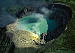 Fenomena Alam Blue Fire di Kawasan Wisata Kawah Ijen, Jawa Timur