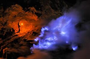 Fenomena Alam Blue Fire di Kawasan Wisata Kawah Ijen, Jawa Timur