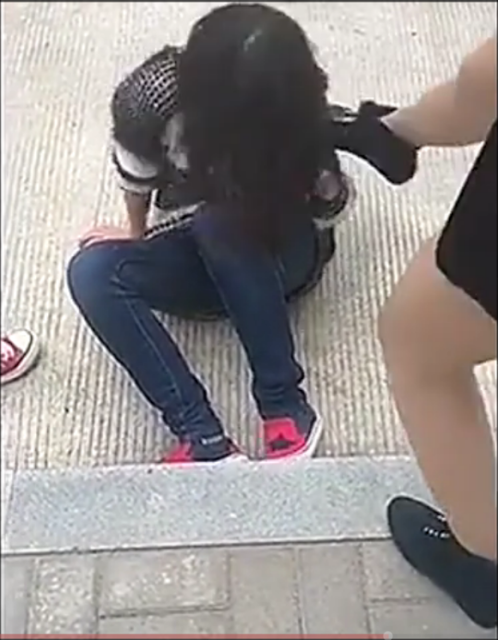 KEJAM, PELAJAR GADIS INI DIBULLY SAMA TEMANNYA DI DEPAN PUBLIC!