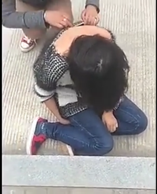 KEJAM, PELAJAR GADIS INI DIBULLY SAMA TEMANNYA DI DEPAN PUBLIC!