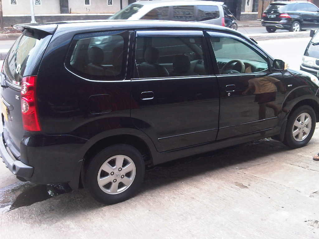 TOYOTA AVANZA 1.3 G MT 2010 HITAM METALIK