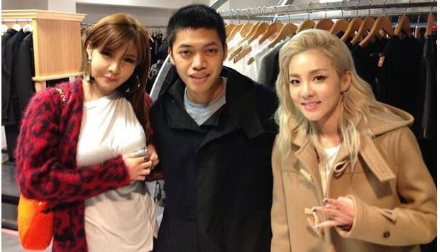 Rasyid Rajasa foto bersama dua personel girlband Korea 2NE1