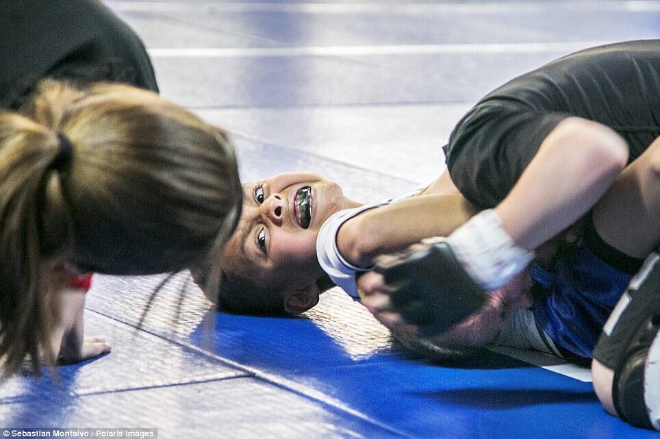 Brutal dalam dunia pertempuran kandang anak! 