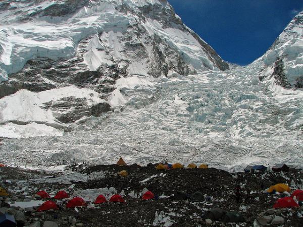 The Khumbu Icefall : Perangkap Kematian Gunung Everest