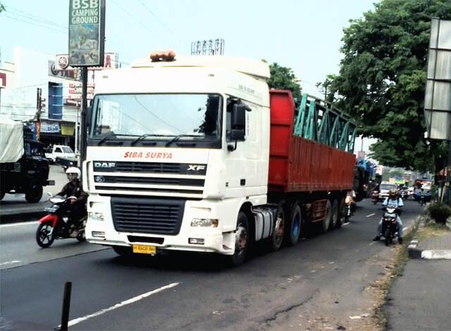 truk-truk trailer yang ketemu di jalan