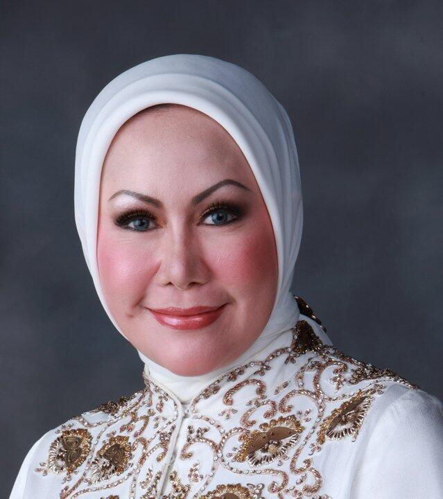 Dandanan Ratu Atut Vs Tri Risma (Walikota Surabaya)