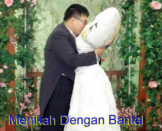aneh! pria menikah dengan bantal guling
