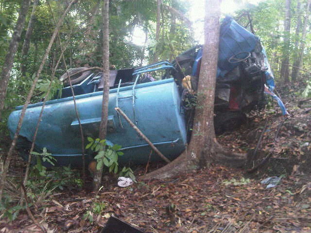 truck solar masuk jurang di sedeng pacitan