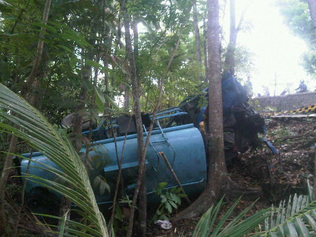 truck solar masuk jurang di sedeng pacitan