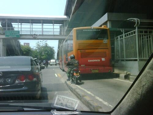 &#91;HOT&#93; Foto Kendaraan Yang Masuk Jalur Busway
